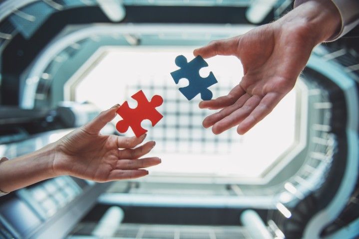 MaaS Integration: Connecting DRT with Public Transport 